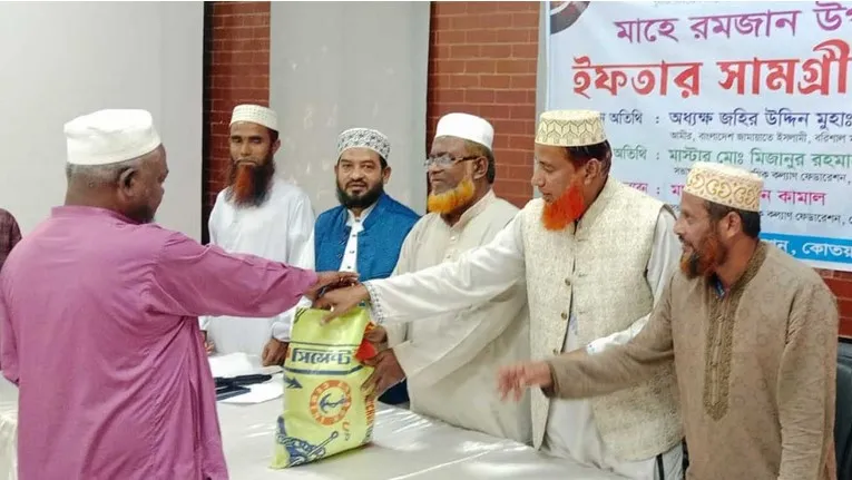 বরিশালে শ্রমিক কল্যাণ ফেডারেশনের ইফতার সামগ্রী বিতরণ